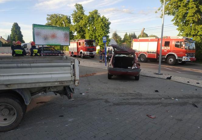 Potworny wypadek w Koszycach Wielkich. Kierowca dostawczaka zakończył jazdę na ścianie sklepu 