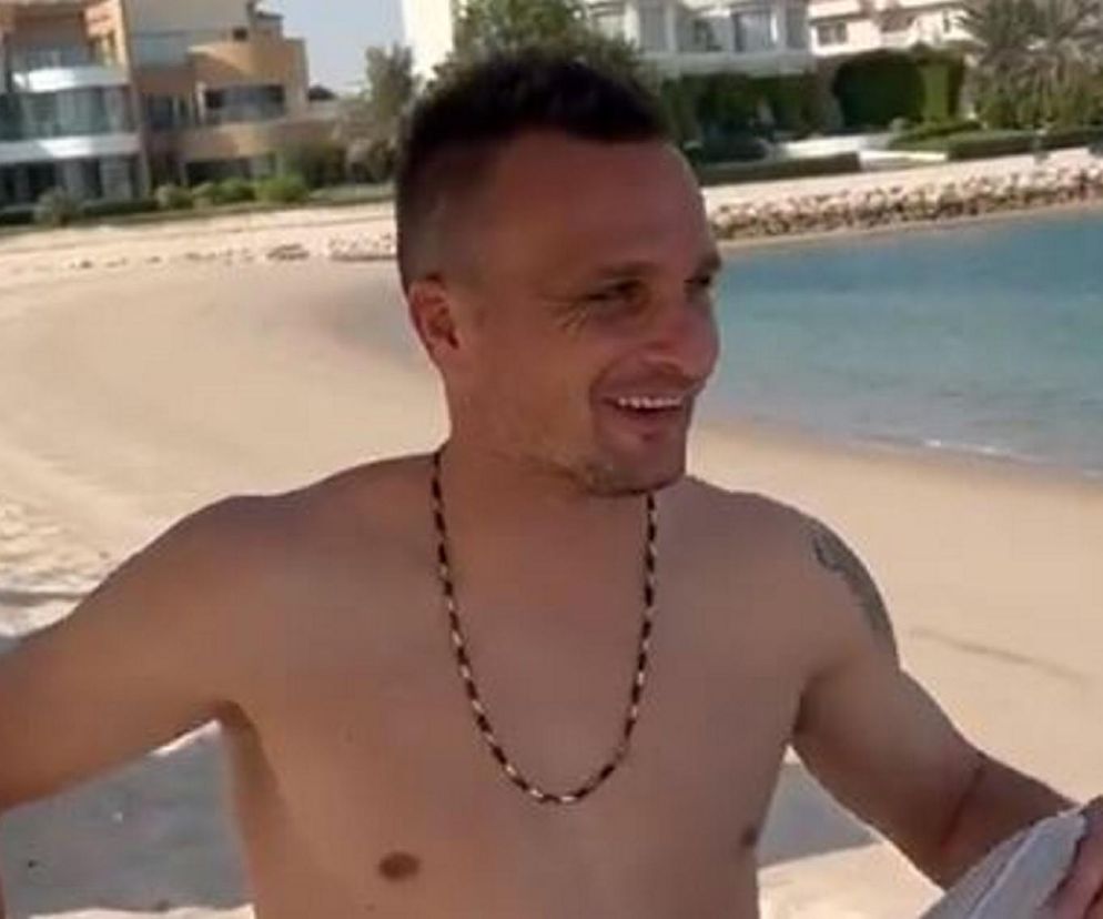 Sławomir Peszko prezentuje muskulaturę na katarskiej plaży