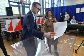 Mateusz Morawiecki już zagłosował! Uwagę zwraca jeden szczegół. Niepokojący widok [ZDJĘCIA]