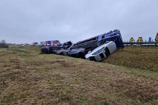 Wypadek na A4. Przewróciła się laweta z samochodami