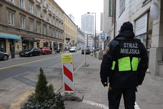 Armagedon w centrum Warszawy. Auta w kolejce do wypisania mandatów! Rozkopują pl. Pięciu Rogów