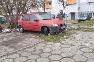 Makabryczne odkrycie w centrum Świnoujścia. W czerwonym oplu były zwłoki