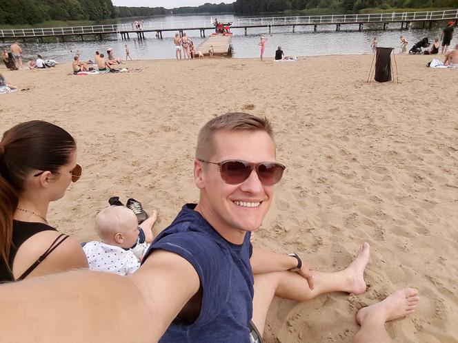 Marcin Mroczek z synem Ignacym i żoną Marleną