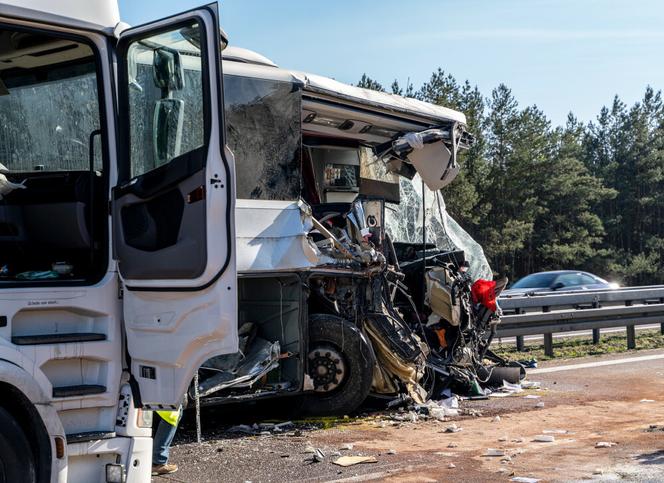 Wypadek autokaru na autostradzie A12