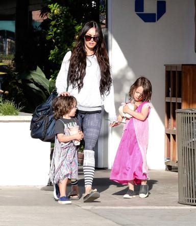 Synowie Megan Fox w sukienkach