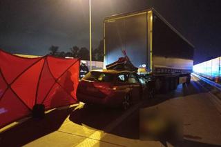 Peugeot wbił się pod naczepę