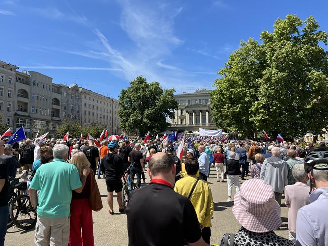 Toast za Wolność w Poznaniu. Tysiące ludzi na placu Wolności