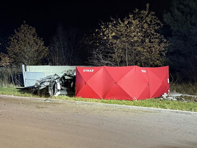 Tragiczny wypadek w Woli Mrokowskiej. Audi uderzyło w betonowe ogrodzenie. Zginął młody kierowca