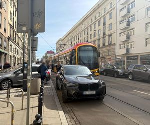 Paraliż w centrum Warszawy. Kierowca BWM zaparkował na torach. Wszystko stanęło!