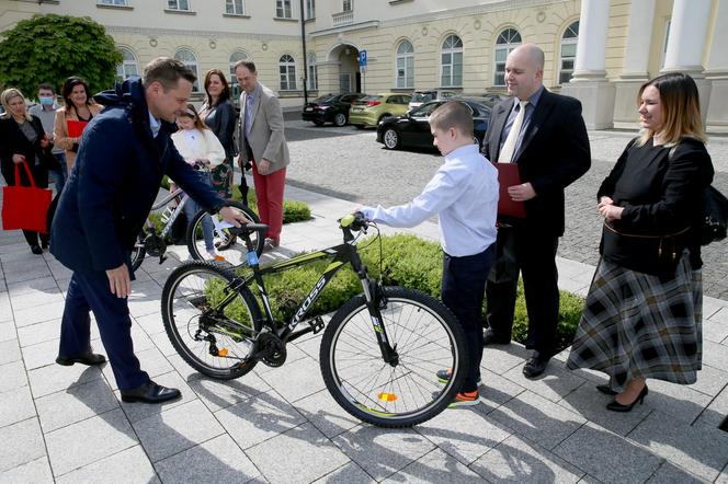 Kacper z rodzicami odebrał rower z ra prezydenta Warszawy