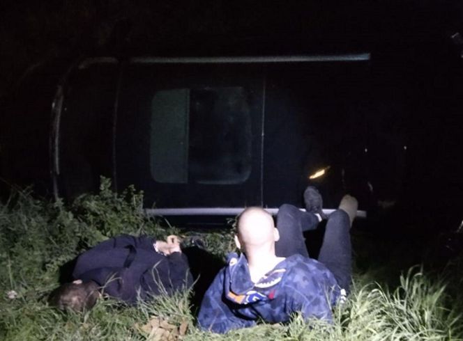 Nocny pościg za piratem drogowym zakończył się w rowie. Kolejny, którego sądowy zakaz nie powstrzymał przed kierowaniem