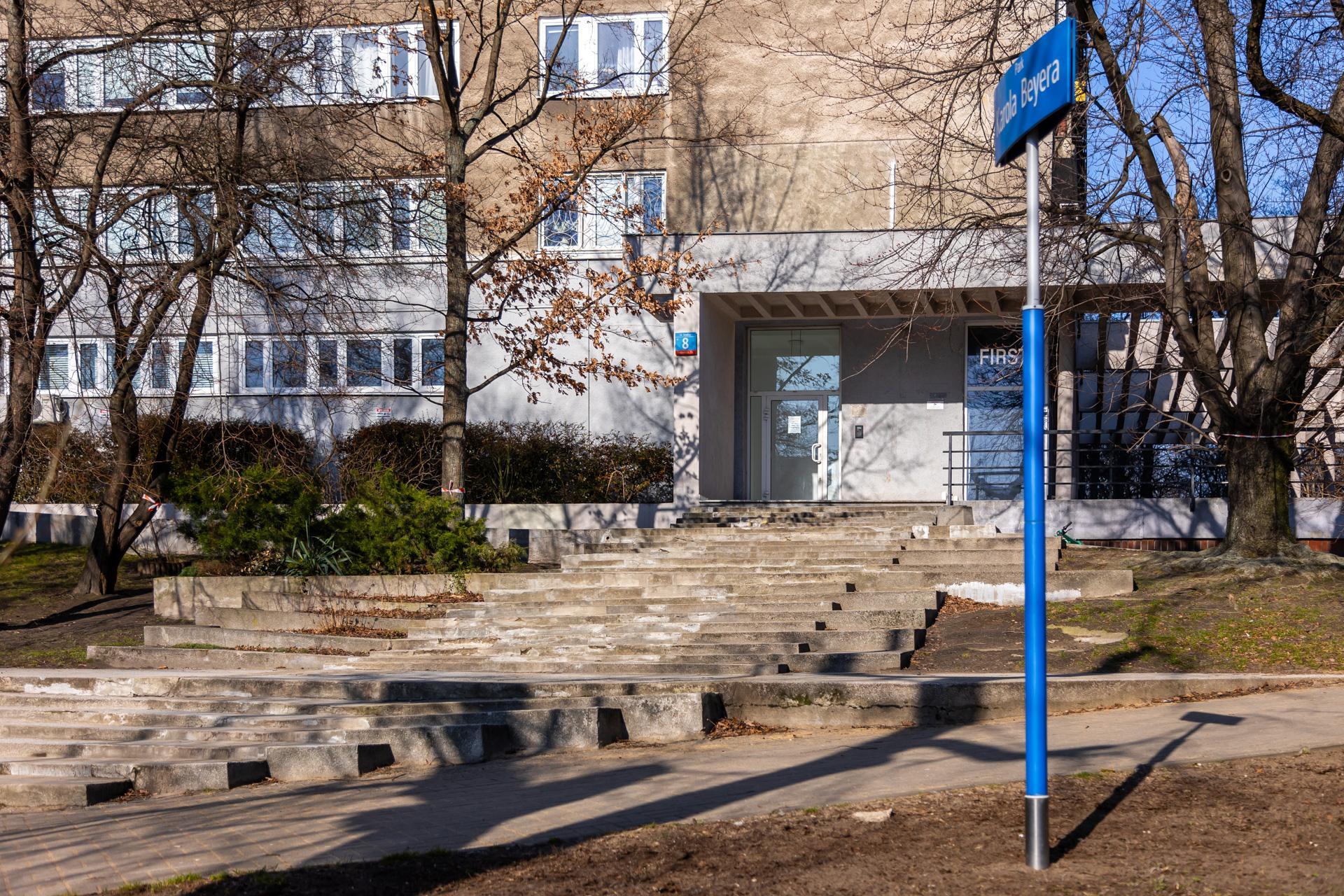 Młotek na Smolnej 8 w Warszawie. Zobacz zdjęcia symbolu luksusowych mieszkań w PRL-u