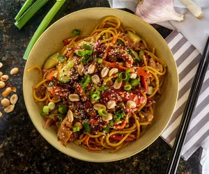 Sałatka makaronowa z kurczakiem idealna na mały głód. Jej sekret tkwi w sosie