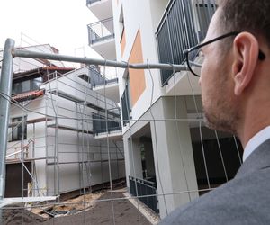 Obok szeregowca wybudowali 11-piętrowy blok. Minister Buda: Pazerność połączona z głupotą