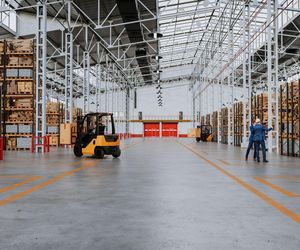 Odbojnice przemysłowe – ochrona hal, maszyn i infrastruktury