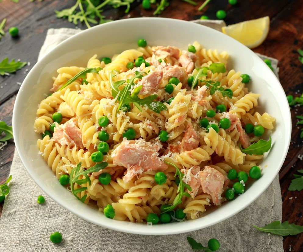 Sycąca Pyszotka, czyli makaronowa sałatka z wędzoną rybą 