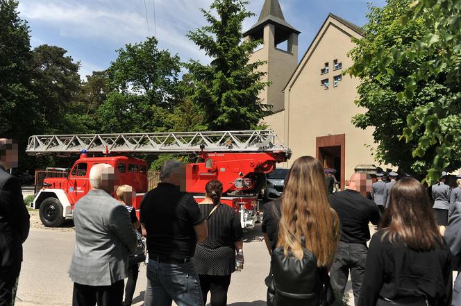 Policjant Arkadiusz zginął tragicznie.  Przez huk salwy na pogrzebie przedarł się łamiący serce szloch