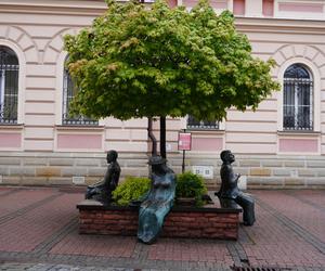 Ławeczka Poetów w Tarnowie. To jedno z ulubionych miejsc turystów odwiedzających Małopolskę!