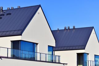 Dach z pokryciem z płaskiej blachy