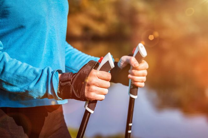 Nordic walking można uprawiać nawet gdy jest zimno. Co daje chodzenie z kijkami?