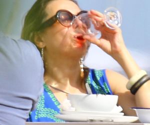 Renata Dancewicz kurzy na plaży