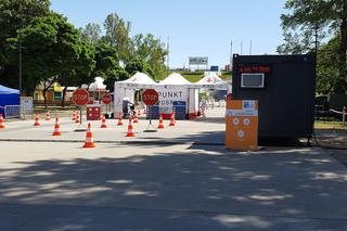 Drive-thru w Lesznie. Na darmowe badania zapisało się ponad 500 osób