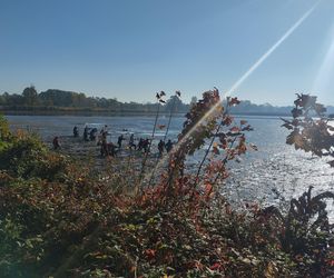 Zaginięcie Karoliny Wróbel. Wypompowano wodę ze zbiornika, a służby przeczesują dno
