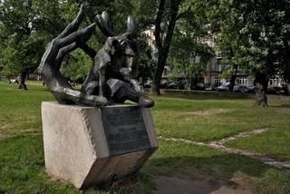 Najpiękniejszy pomnik w Krakowie został odsłonięty 20 lat temu. Jego historia wzrusza do łez!