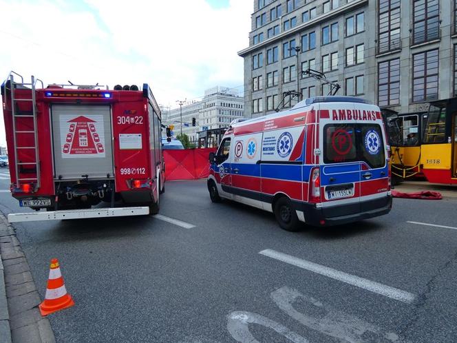 Nastolatka wpadła pod rozpędzony tramwaj przy rondzie de Gaulle’a w Warszawie. Trafiła do szpitala
