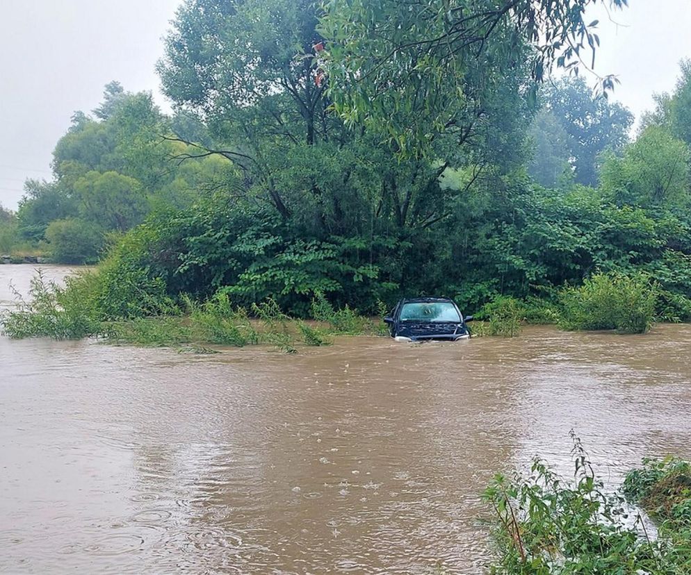 Rzeka Soła porwała samochód! Szokujące zdarzenie na trasie Oświęcim-Kęty