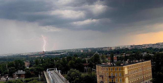 Nawałnica w woj. śląskim. Interweniują strażacy