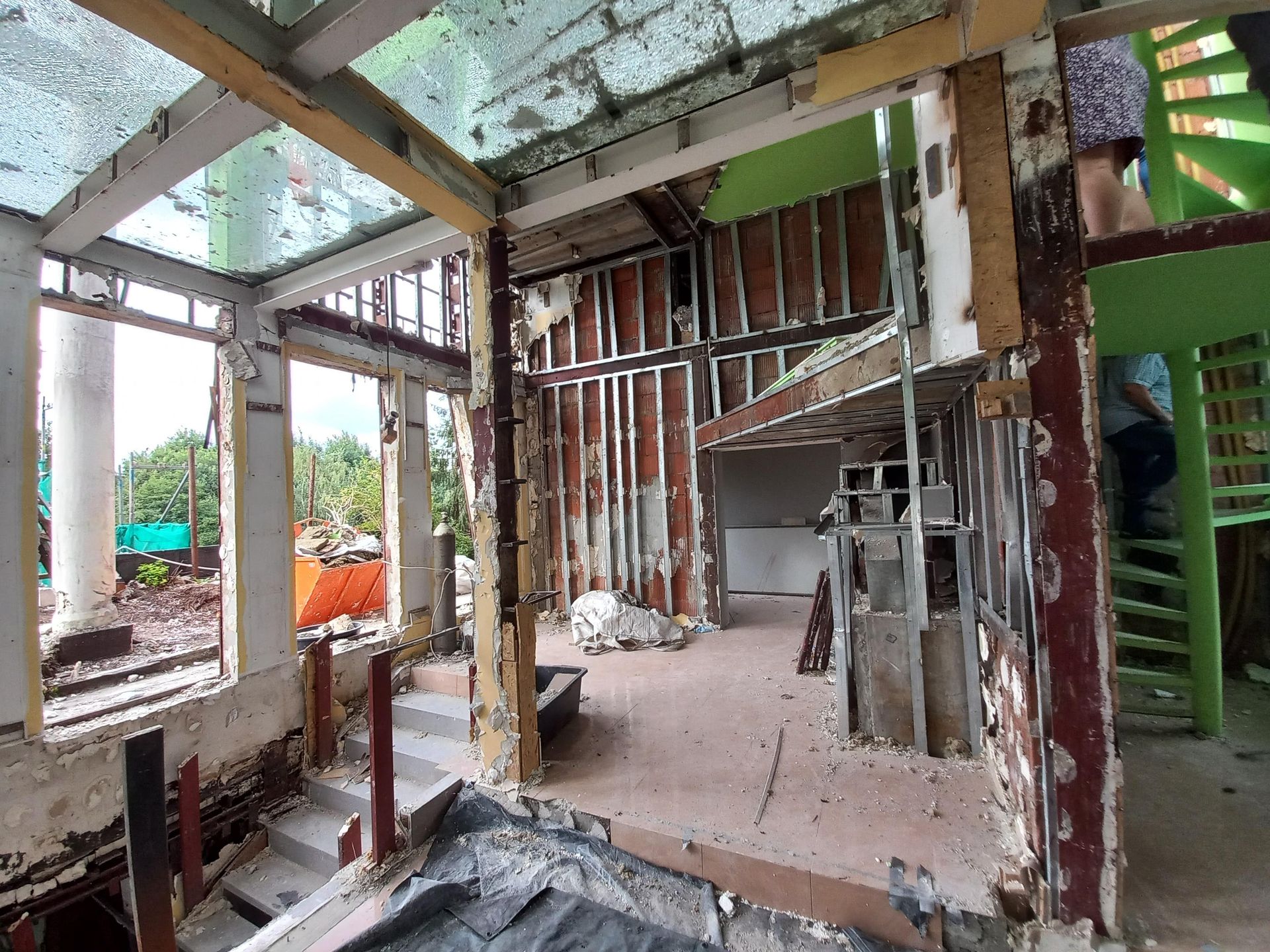 Rozbiórka słynnej willi na dachu bloku