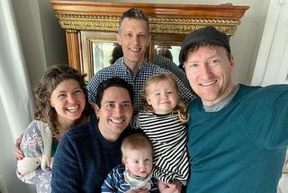 Trzech mężczyzn ojcami dwójki dzieci! Pierwsza poliamoryczna rodzina 