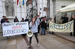 Protest studentów pod bramą Uniwersytetu Warszawskiego 