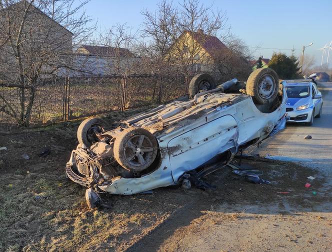 Horror podczas nauki jazdy. Auto braci dachowało!