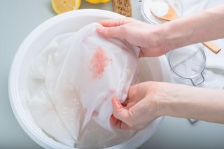 Wrzuć 5 kostek do miski z wodą i zanurz ubranie, a plamy z krwi znikną. Zadziała niczym profesjonalny odplamiacz. Sposób na plamy z krwi 