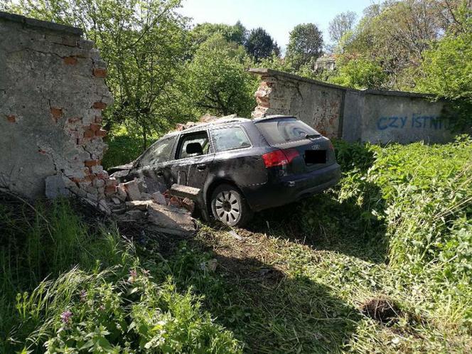 Niecodzienny wypadek w Jarosławiu na Podkarpaciu: Rozpędzone audi uderzyło w klasztor