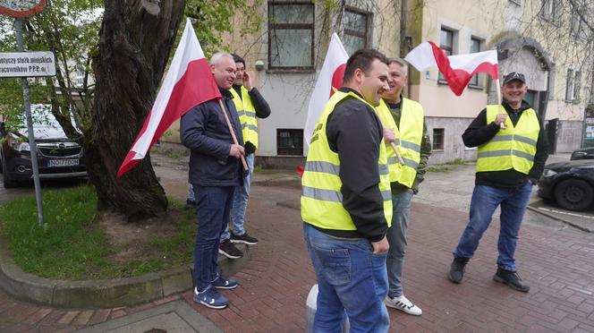 Protest rolników 16 kwietnia w Olsztynie. Strajkujący znów przynieśli nawóz do biura posła Kulaska [ZDJĘCIA]