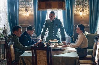 	Zatoka szpiegów odc. 1. Franz Neumann (Bartosz Gelner), jego ojczym Lothar (Przemysław Kozłowski), Otto (Oskar Wojciechowski), Rosa (Anna Radwan)