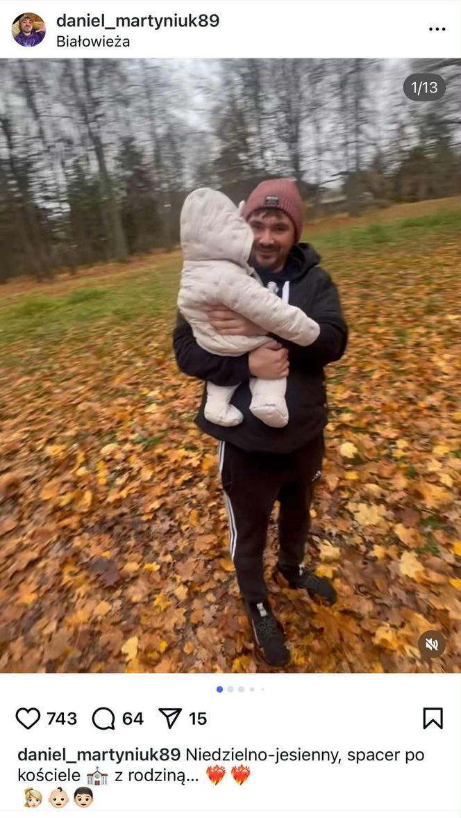 Co za przemiana! Daniel Martyniuk z żoną i dzieckiem na spacerze