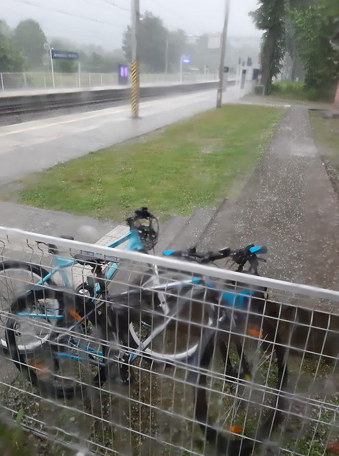 Ulewa w oczekiwaniu na pociąg