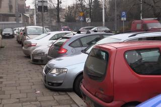 Przy Dobrzyńskiej działa już parking, ale jest za mały