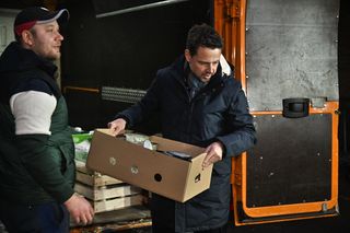 Prezydent Warszawy podczas zakupów w Hali Mirowskiej 