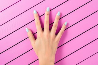 Manicure winylowy: czym jest, jak go zrobić i ile kosztuje?