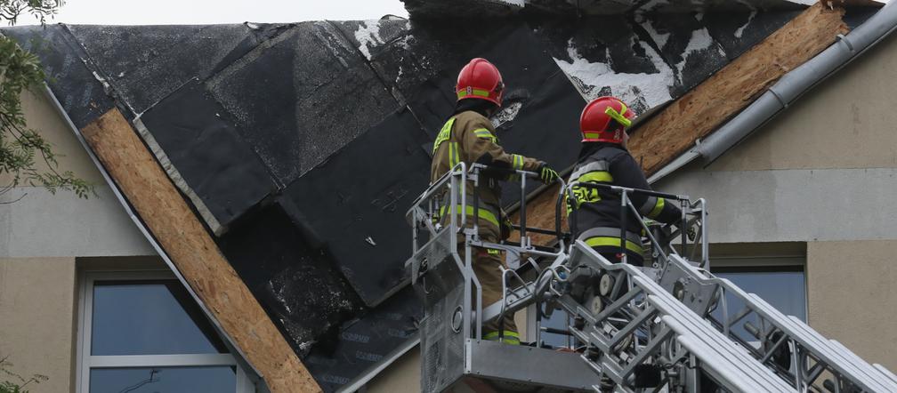 Burze nad Polską. Tysiące interwencji strażackich, połamane drzwa, uszkodzone dachy 
