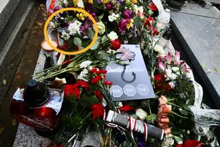 Grób Jerzego Urbana. Dzień po pogrzebie z pomnika zniknęła wódka!