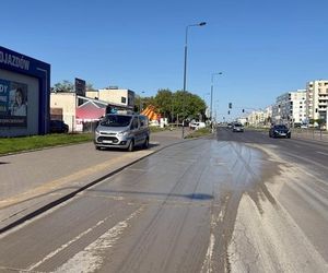 Rzeka betonu zalała ulicę w Warszawie. Auta zatopione aż po felgi!