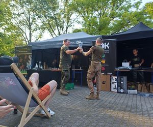Poruszający moment podczas zlotu detektorystów. Odnalezione nieśmiertelniki wróciły do rodzin