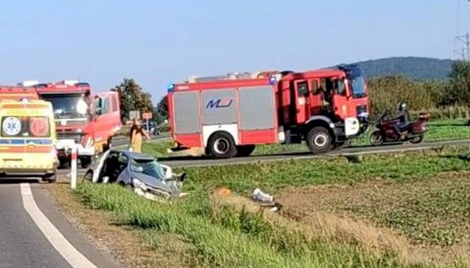 Śmiertelny wypadek na DK5. Toyota wjechała pod autobus. 27-latka nie żyje