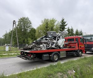 Makabra na drodze pod Grójcem. Osobowe suzuki czołowo zderzyło się z ciężarówką
